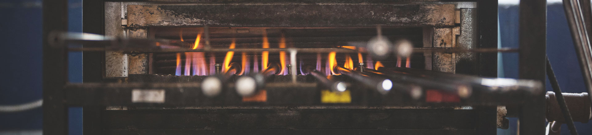 Glass furnace with flames